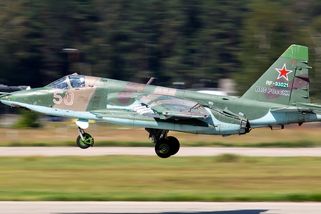 Ruští piloti musí v Su-25 sledovat bojiště periskopem. Sedí v titanové vaně, která jim pomáhá i škodí
